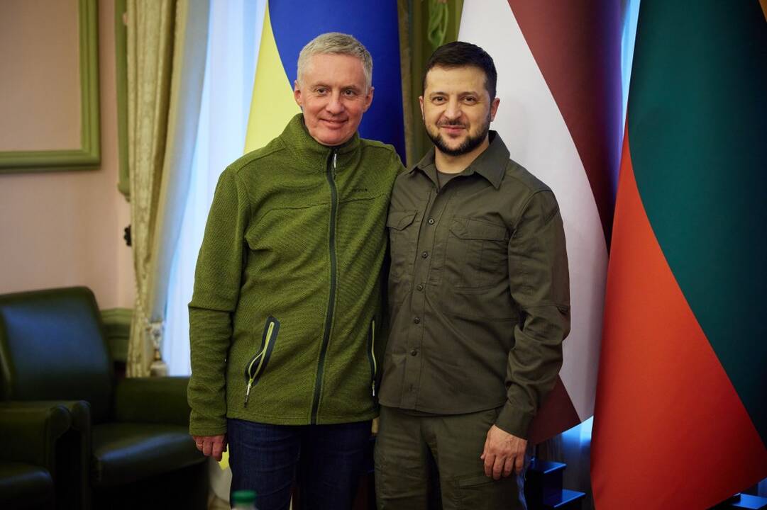 Bombos: Lietuvos ambasadorius V.Sarapinas Kyjive nuolat girdi oro pavojaus sirenas. Vienos tokios atakos metu subombarduotas ir lietuvių valdomas didžiulis prekybos centras „Retroville“.