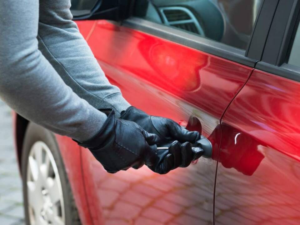 Iš kiemo dingo šilutiškio 10 tūkst. eurų vertės „Mercedes-Benz“: policija ieško vagies