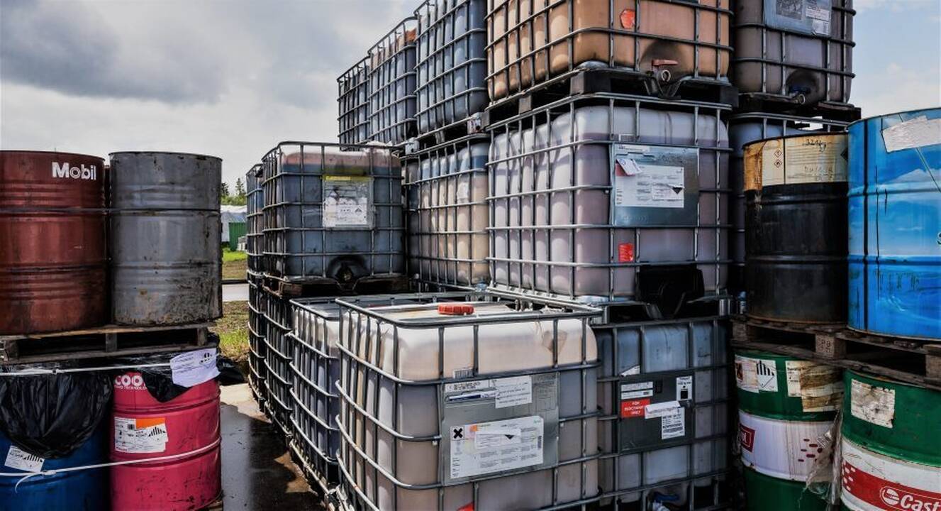 Šiaulių rajone užsidegė bendrovės „Toksika“ metaliniai konteineriai