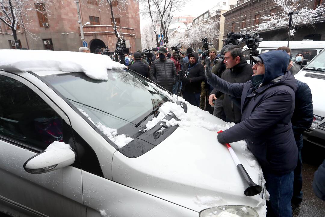 Armėnijos sostinėje protestuotojai bando blokuoti kelią premjero kortežui