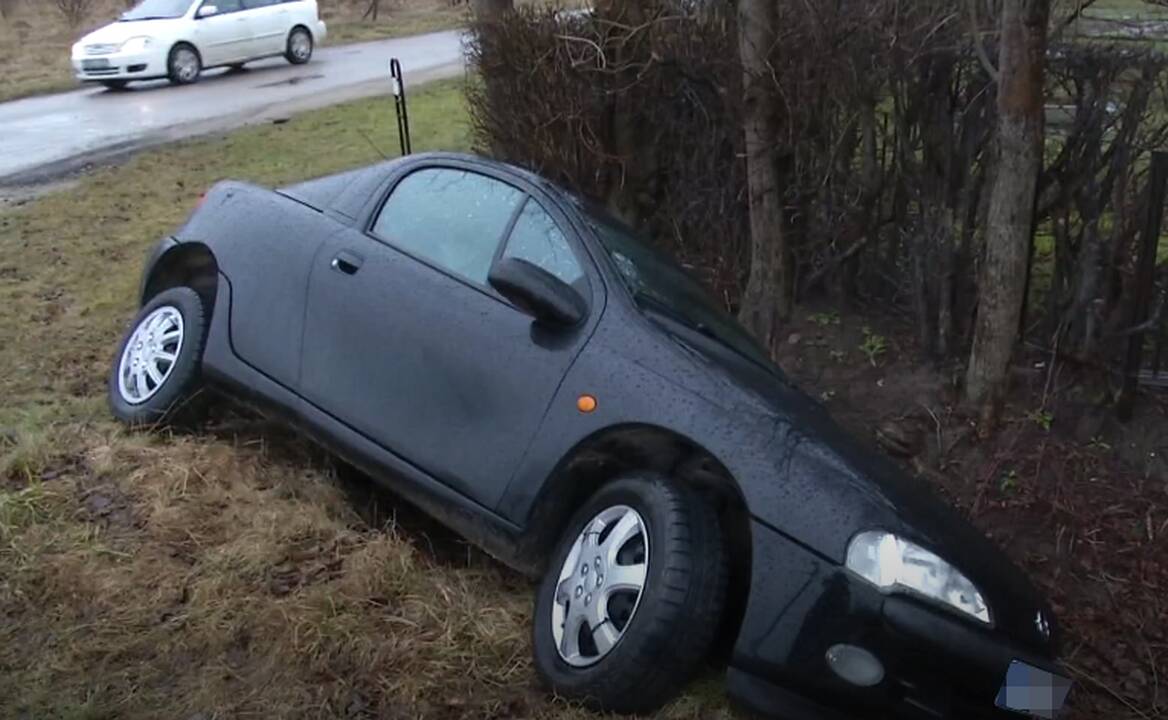 Klaipėdoje – neįtikėtina „Opel Tigra“ istorija: per parą atsidūrė dviejuose grioviuose