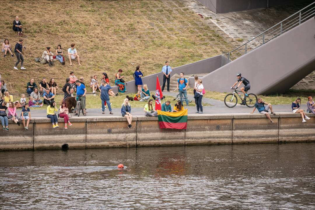 Neries krantinėse Vilniuje – tūkstančiai vėliavų ir „Tautiška giesmė“