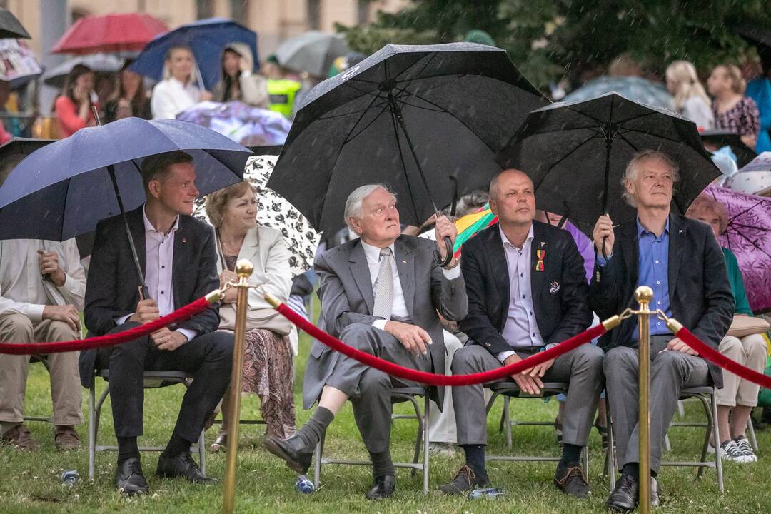Neries krantinėse Vilniuje – tūkstančiai vėliavų ir „Tautiška giesmė“