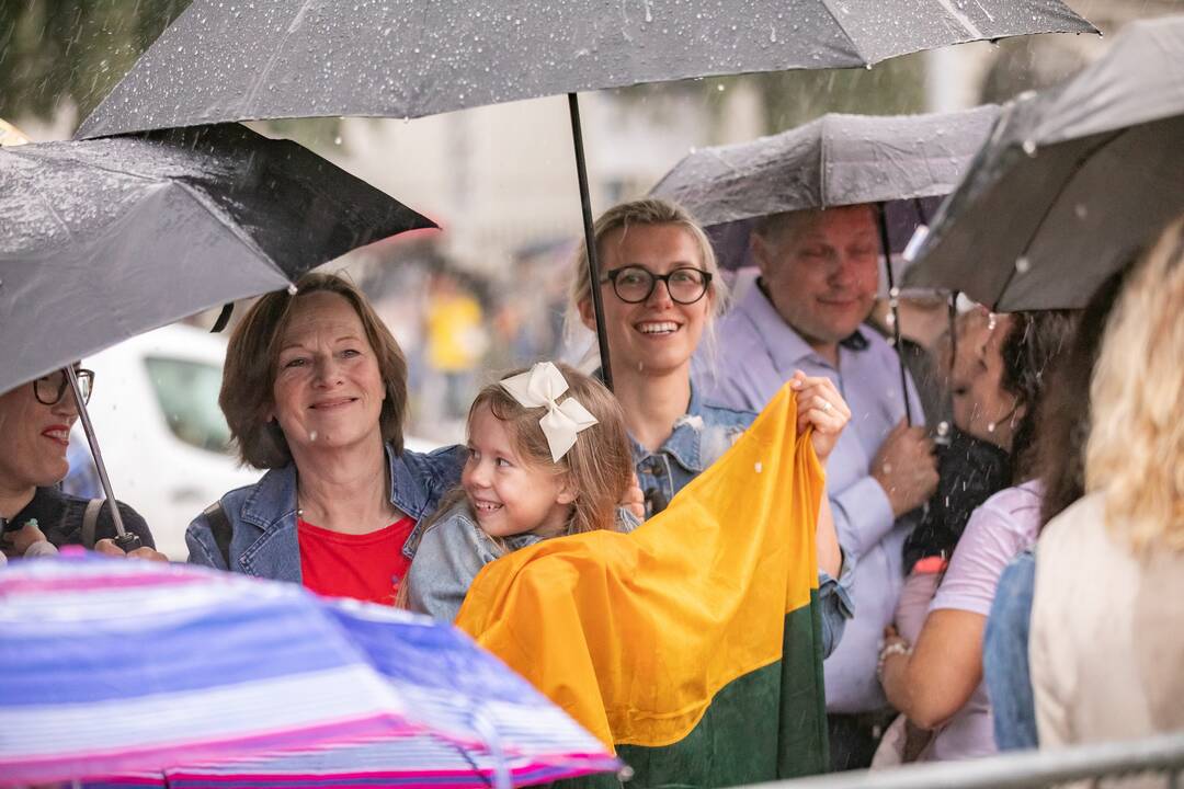 Neries krantinėse Vilniuje – tūkstančiai vėliavų ir „Tautiška giesmė“