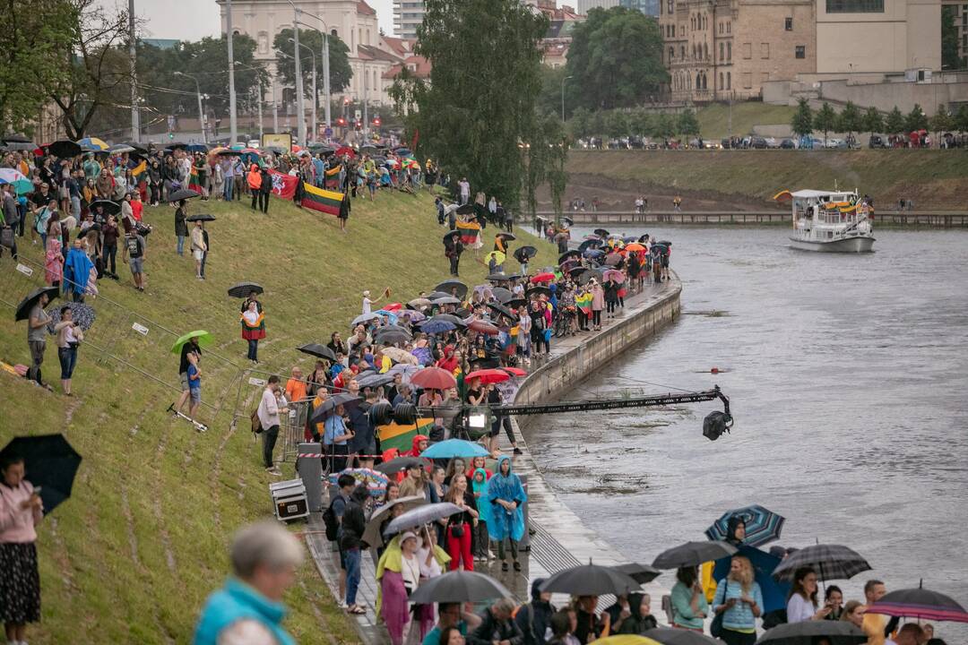 Neries krantinėse Vilniuje – tūkstančiai vėliavų ir „Tautiška giesmė“