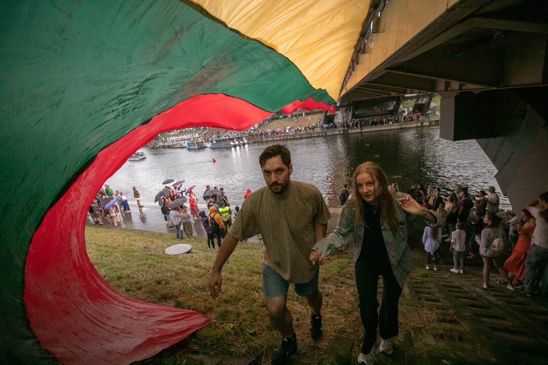 Neries krantinėse Vilniuje – tūkstančiai vėliavų ir „Tautiška giesmė“