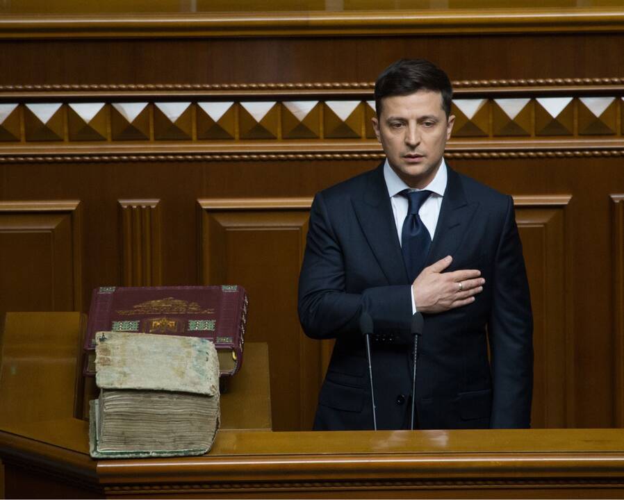 Simbolis: pabrėžiant senąsias dvasingumo tradicijas, Ukrainos prezidentai (nuotr. – Volodymyras Zelenskis) prisiekia pagerbdami šalies konstituciją ir senąją rusėnų kalba parašytą Peresopnicos Evangeliją. 