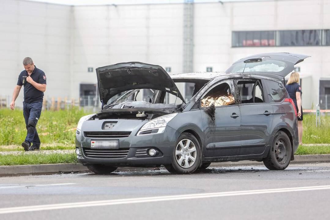 Kauno LEZ'e sudegė automobilis  