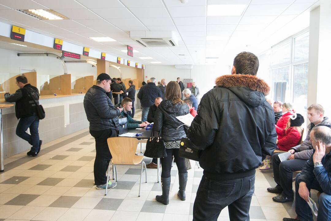 „Regitroje“ dar velkasi pandemijos šešėlis: eilėse gali tekti laukti ir du mėnesius