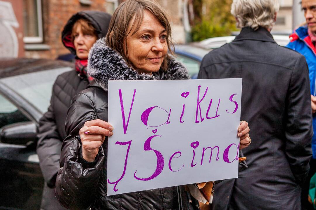 Piketas Kaune dėl atimtų vaikų
