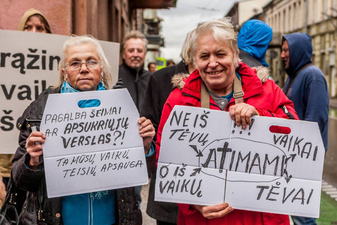 Piketas Kaune dėl atimtų vaikų