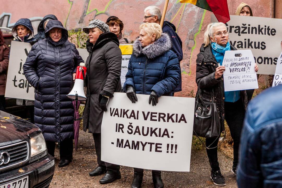 Piketas Kaune dėl atimtų vaikų