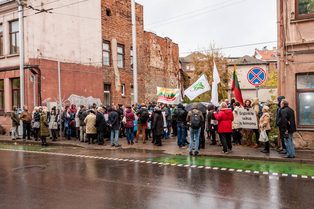 Piketas Kaune dėl atimtų vaikų