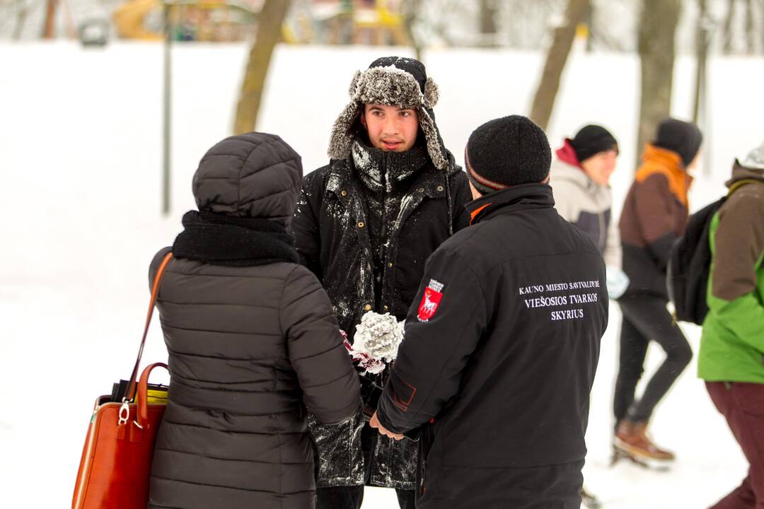 Sniego mūšis Santakos parke