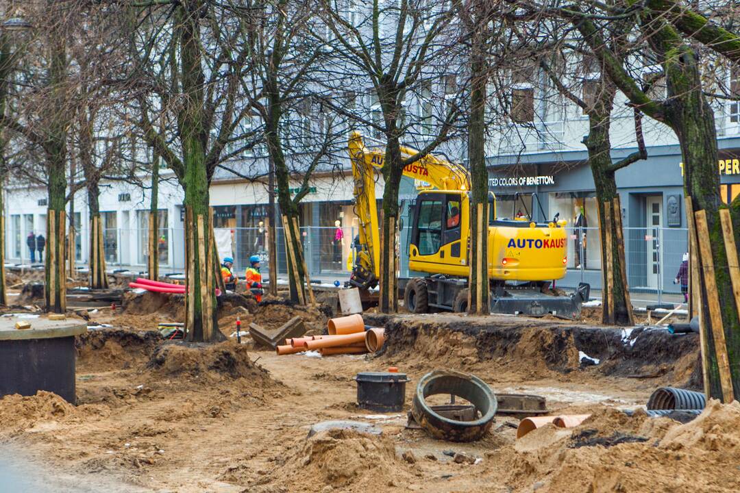 Klojamas naujas Laisvės alėjos grindinys