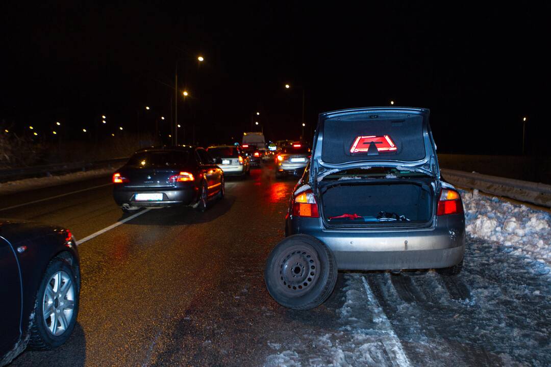 Užnemunės gatvėje atsivėrė duobė