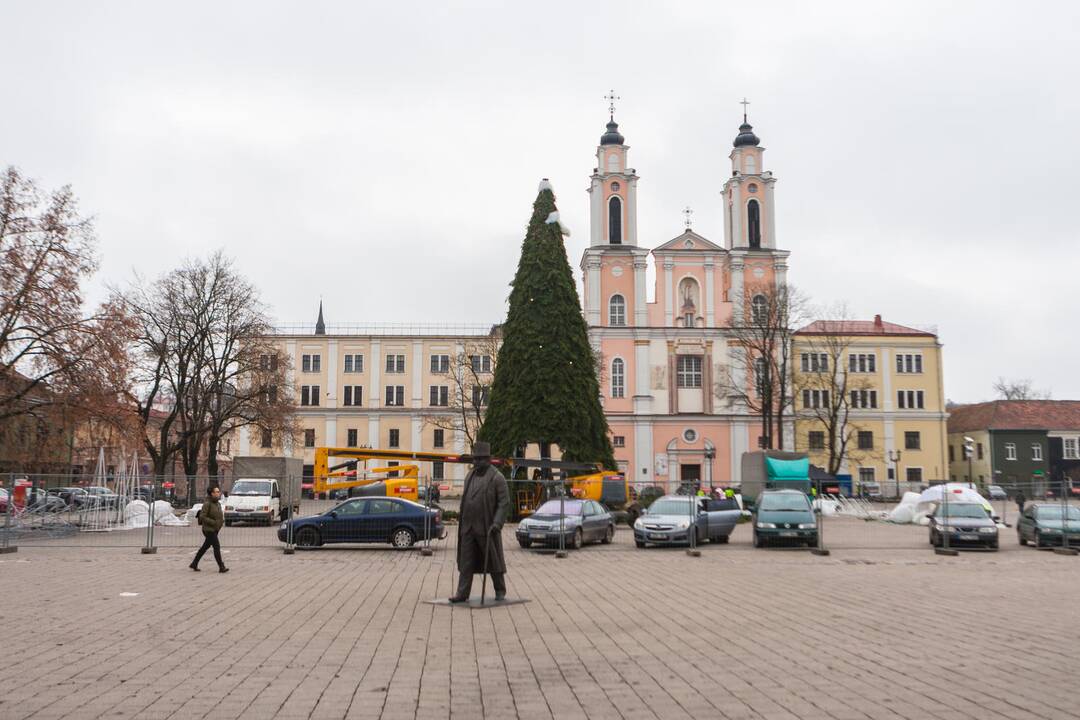 Kauno eglutės puošimas įgavo pagreitį