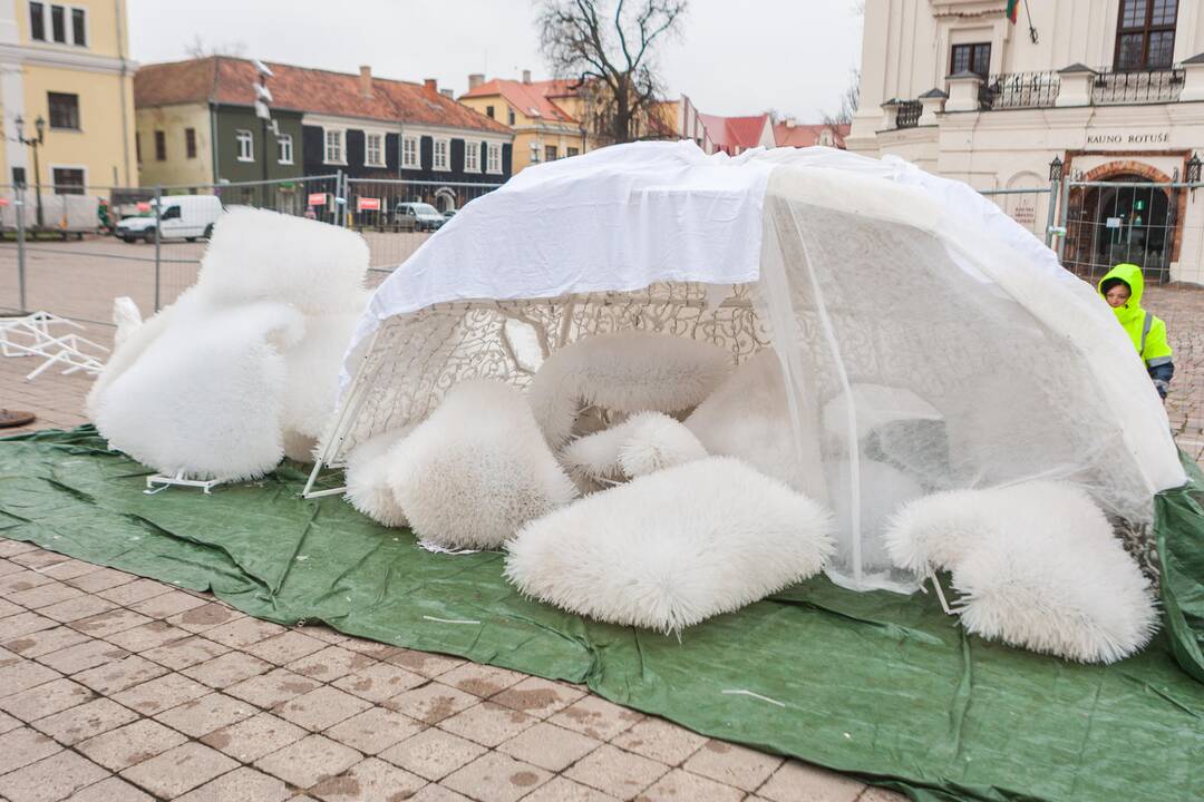 Kauno eglutės puošimas įgavo pagreitį