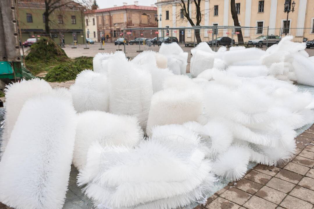 Kauno eglutės puošimas įgavo pagreitį