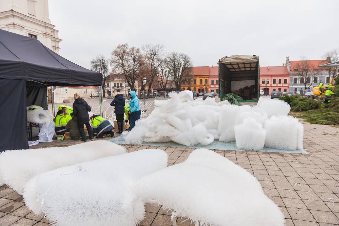 Kauno eglutės puošimas įgavo pagreitį