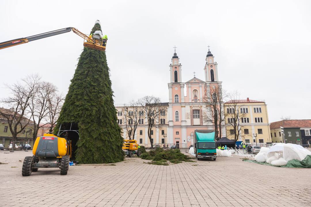 Kauno eglutės puošimas įgavo pagreitį