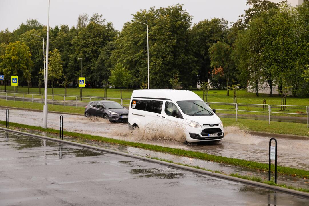 Po gausesnio lietaus – vėl patvinusios gatvės