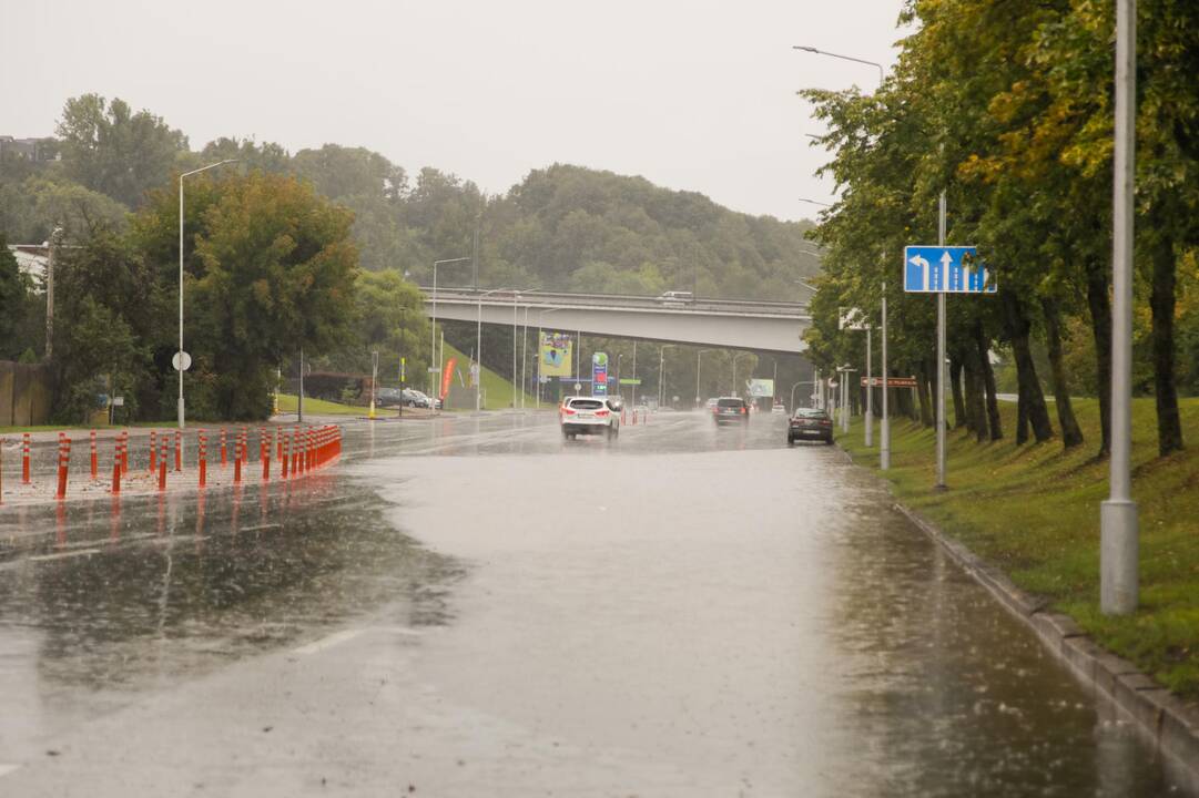 Po gausesnio lietaus – vėl patvinusios gatvės
