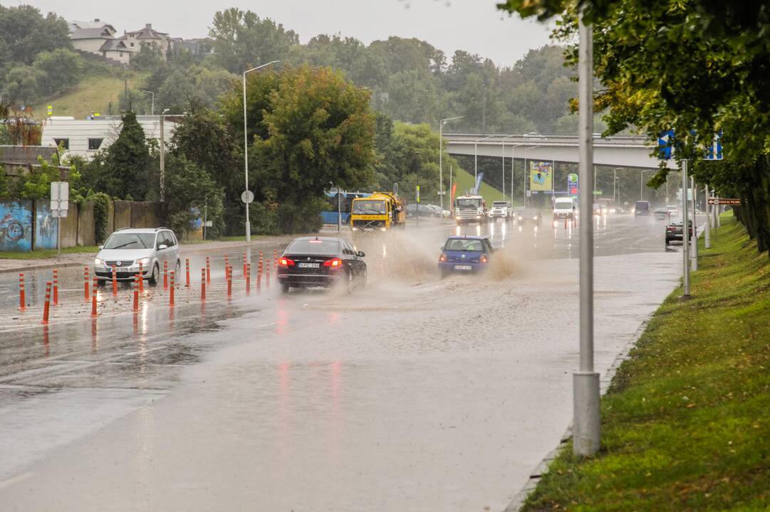 Po gausesnio lietaus – vėl patvinusios gatvės