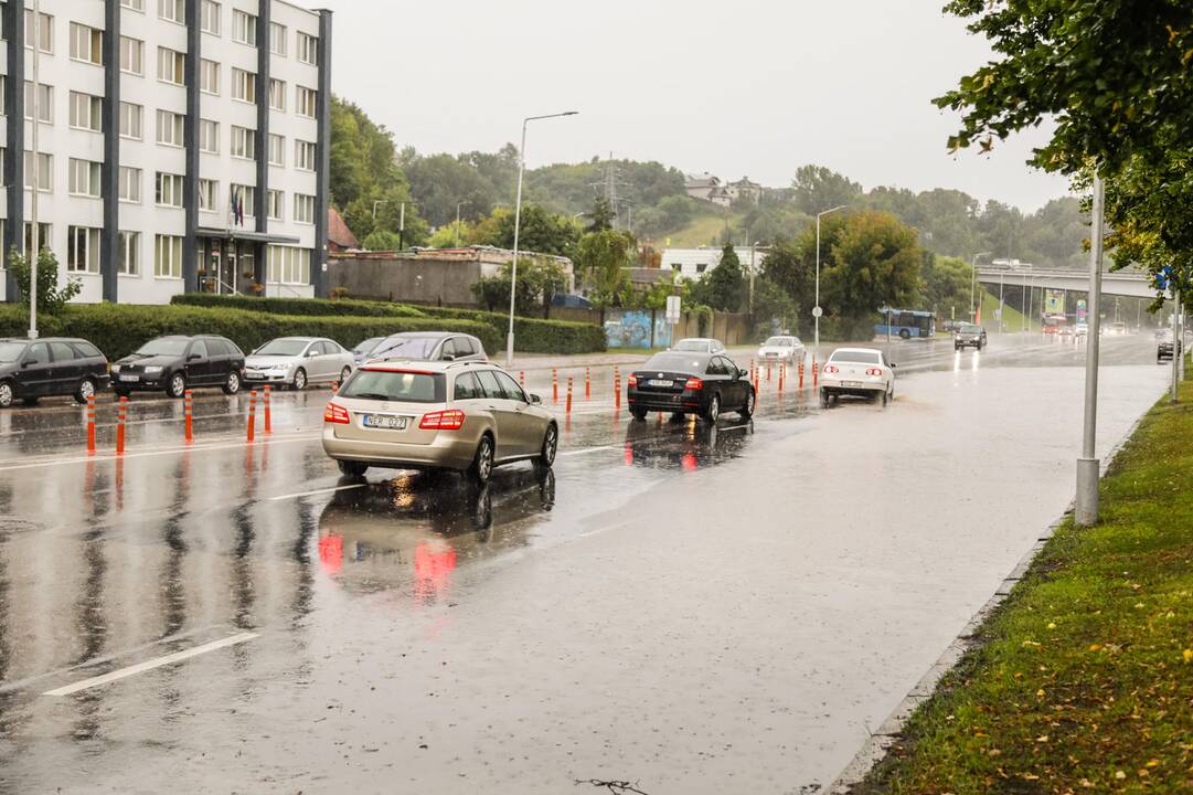 Po gausesnio lietaus – vėl patvinusios gatvės