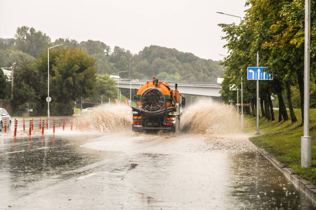 Po gausesnio lietaus – vėl patvinusios gatvės