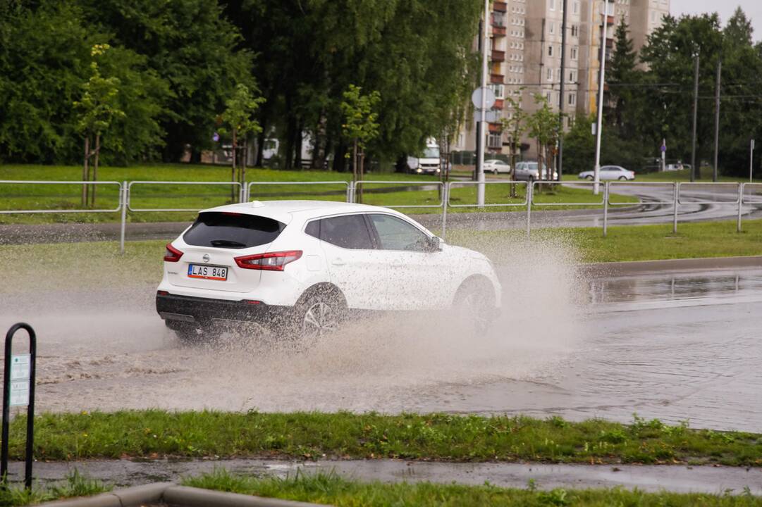 Po gausesnio lietaus – vėl patvinusios gatvės