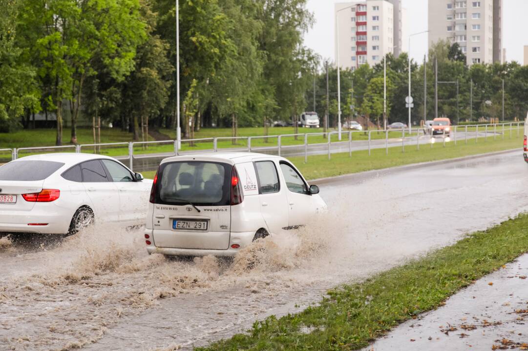 Po gausesnio lietaus – vėl patvinusios gatvės