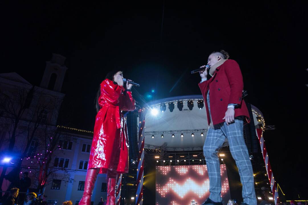 Rotušės aikštėje įžiebta Kosminė eglė
