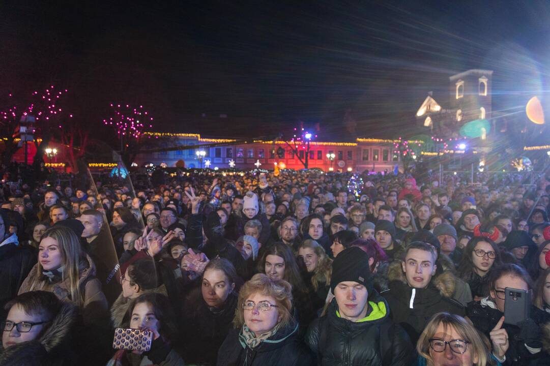 Rotušės aikštėje įžiebta Kosminė eglė