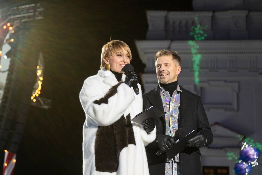 Rotušės aikštėje įžiebta Kosminė eglė