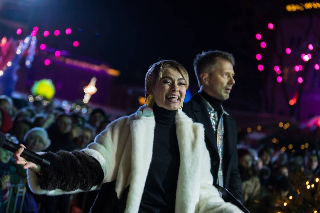 Rotušės aikštėje įžiebta Kosminė eglė