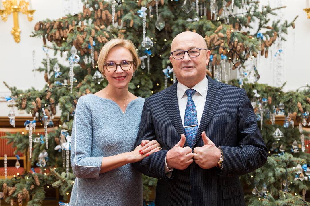 Rotušės aikštėje įžiebta Kosminė eglė