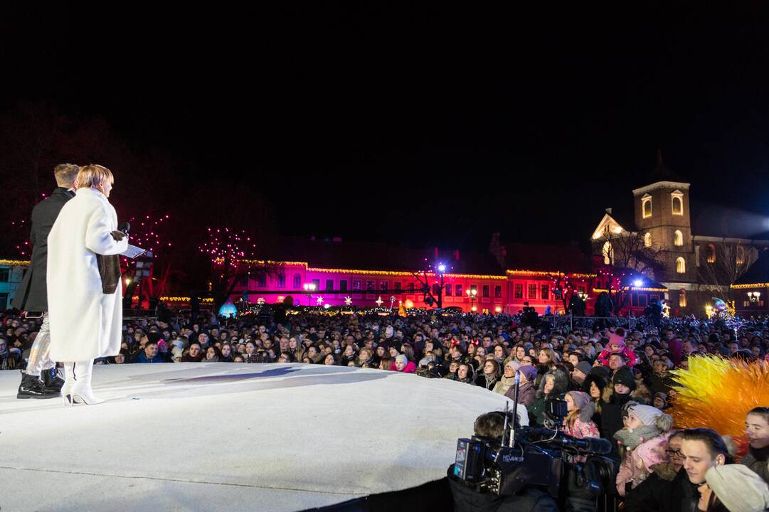 Rotušės aikštėje įžiebta Kosminė eglė