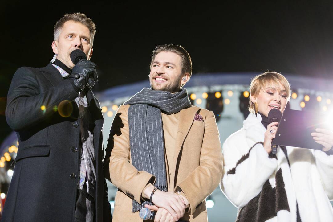 Rotušės aikštėje įžiebta Kosminė eglė