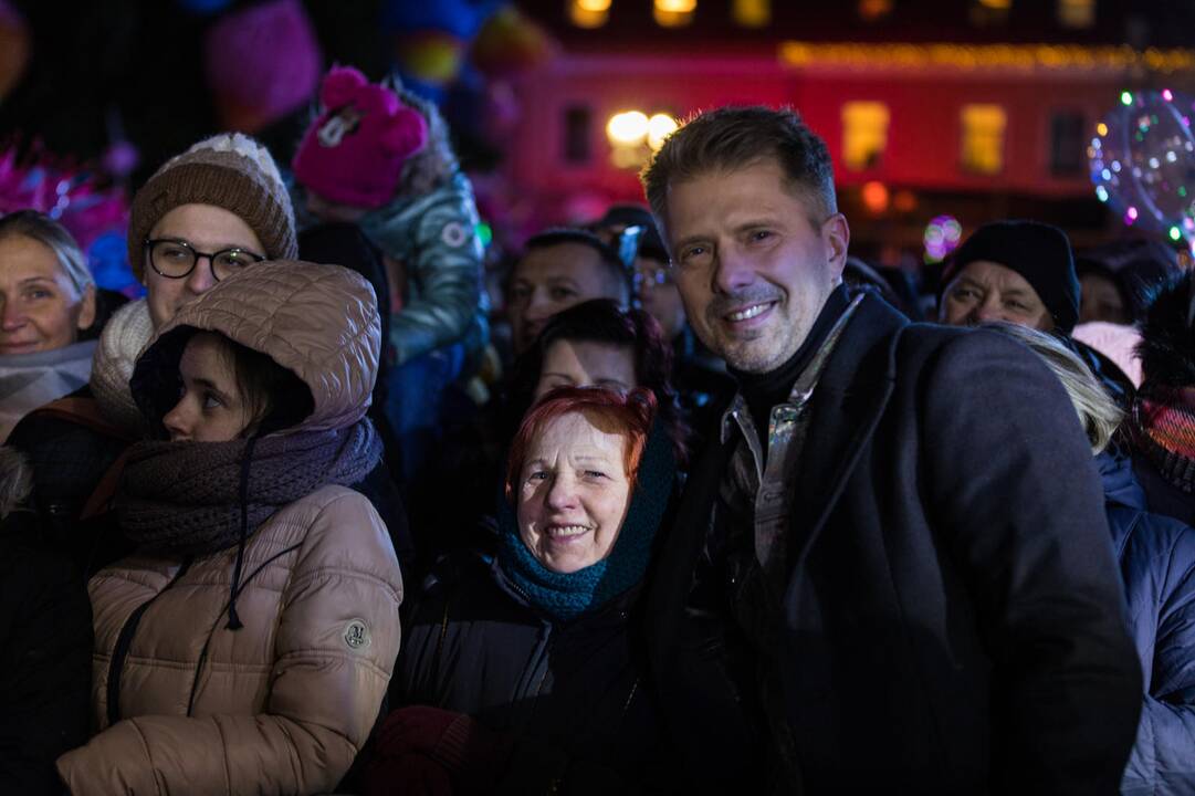 Rotušės aikštėje įžiebta Kosminė eglė