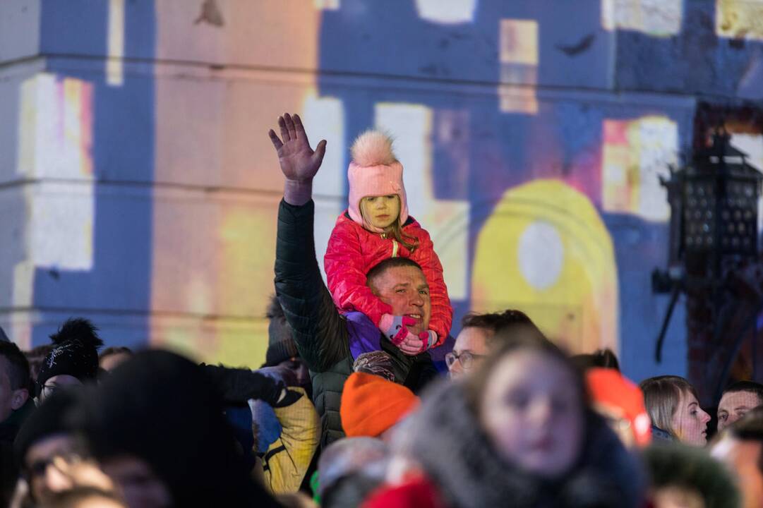 Rotušės aikštėje įžiebta Kosminė eglė