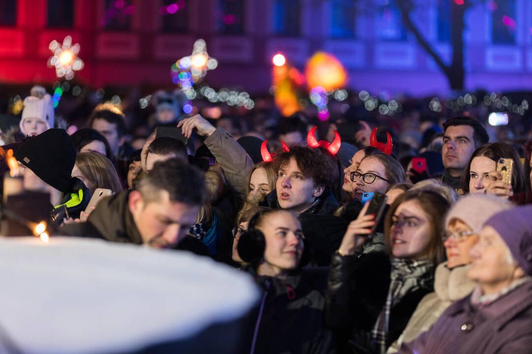 Rotušės aikštėje įžiebta Kosminė eglė