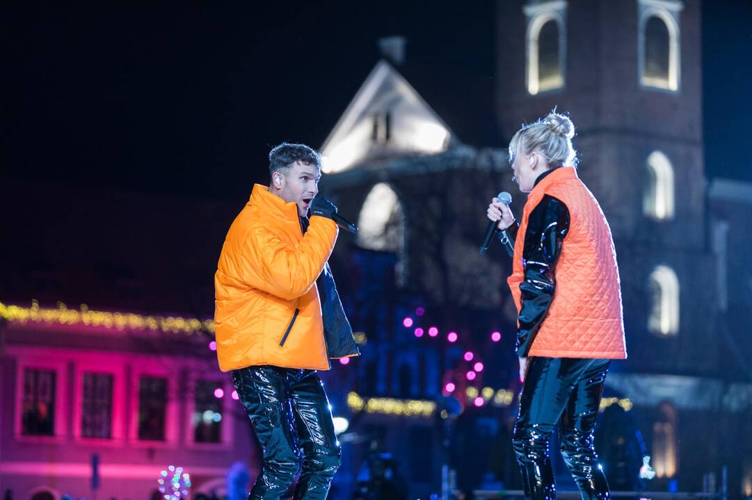 Rotušės aikštėje įžiebta Kosminė eglė