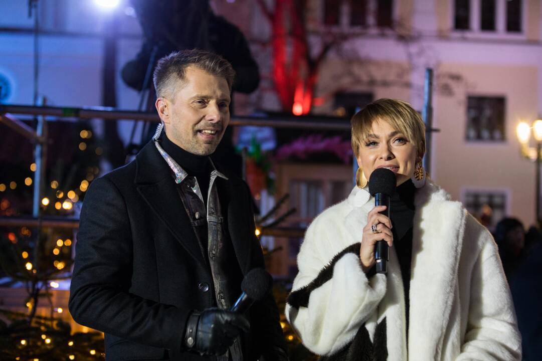 Rotušės aikštėje įžiebta Kosminė eglė
