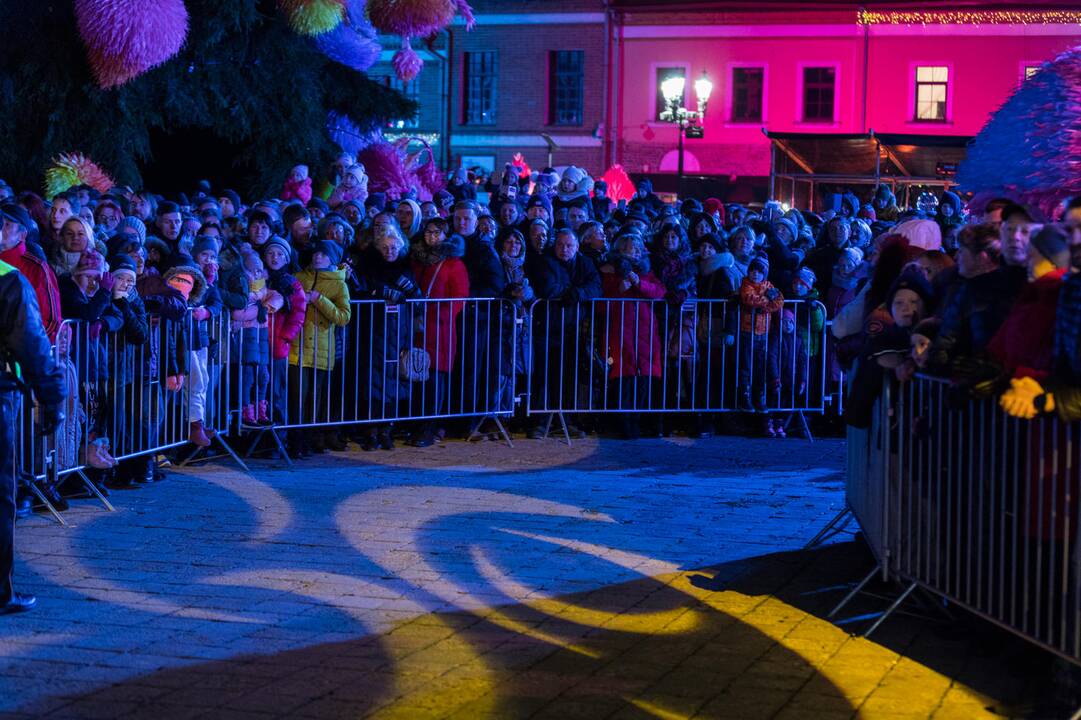 Rotušės aikštėje įžiebta Kosminė eglė