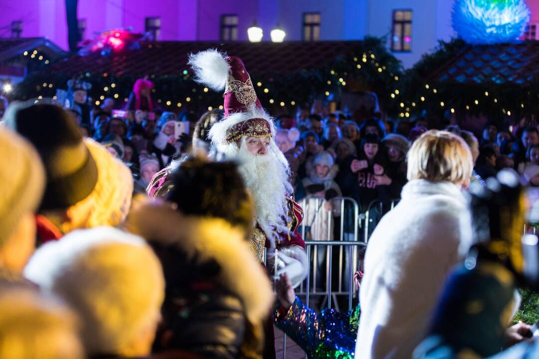 Rotušės aikštėje įžiebta Kosminė eglė