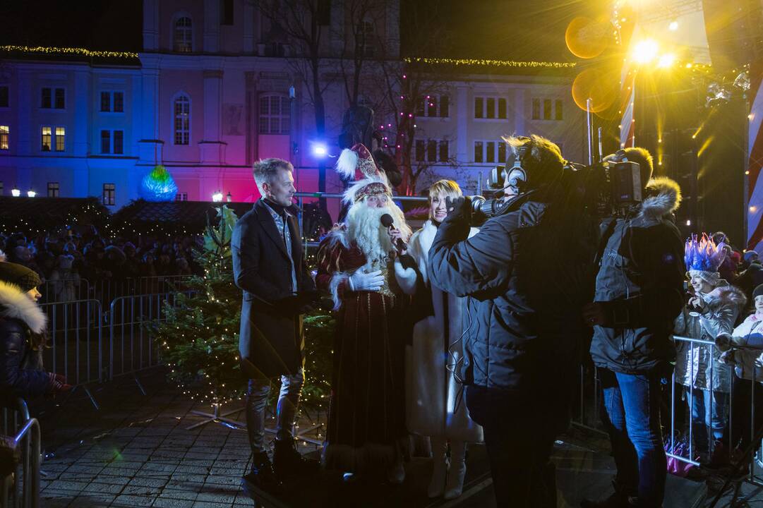 Rotušės aikštėje įžiebta Kosminė eglė