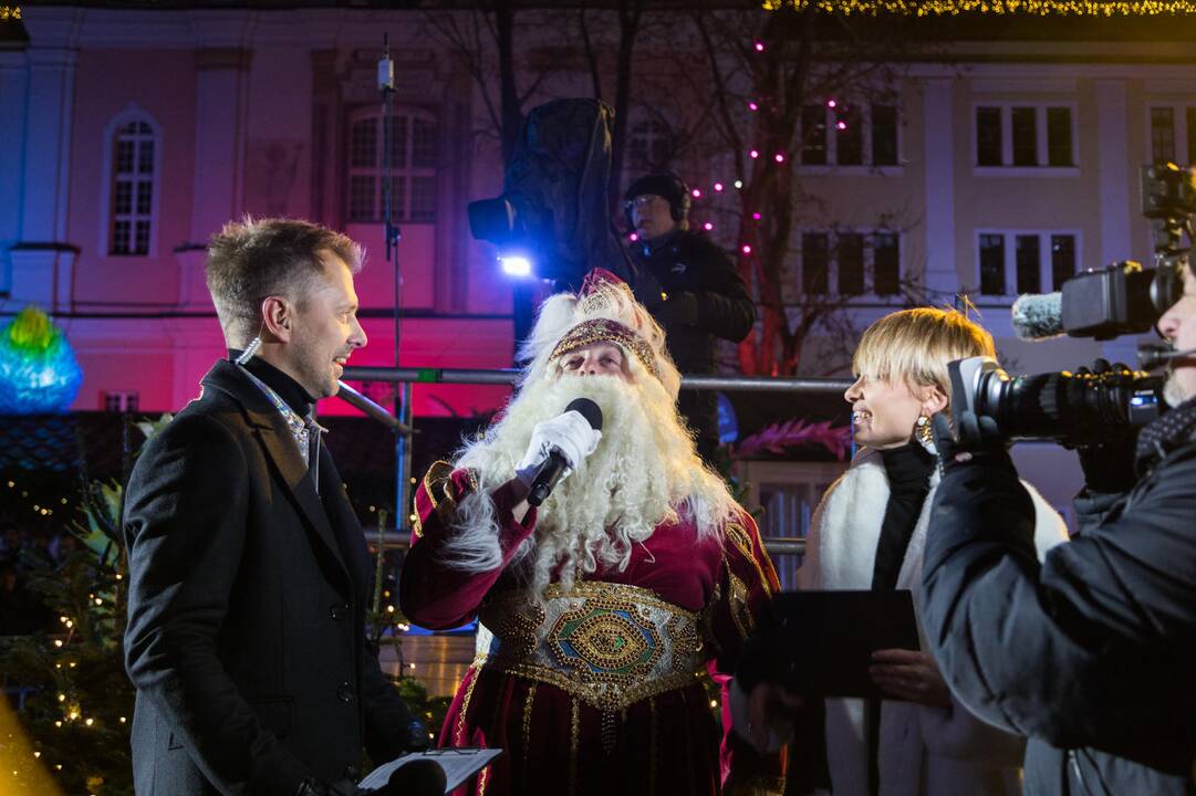 Rotušės aikštėje įžiebta Kosminė eglė