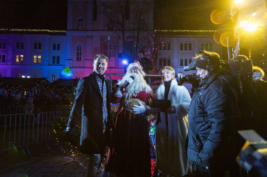 Rotušės aikštėje įžiebta Kosminė eglė