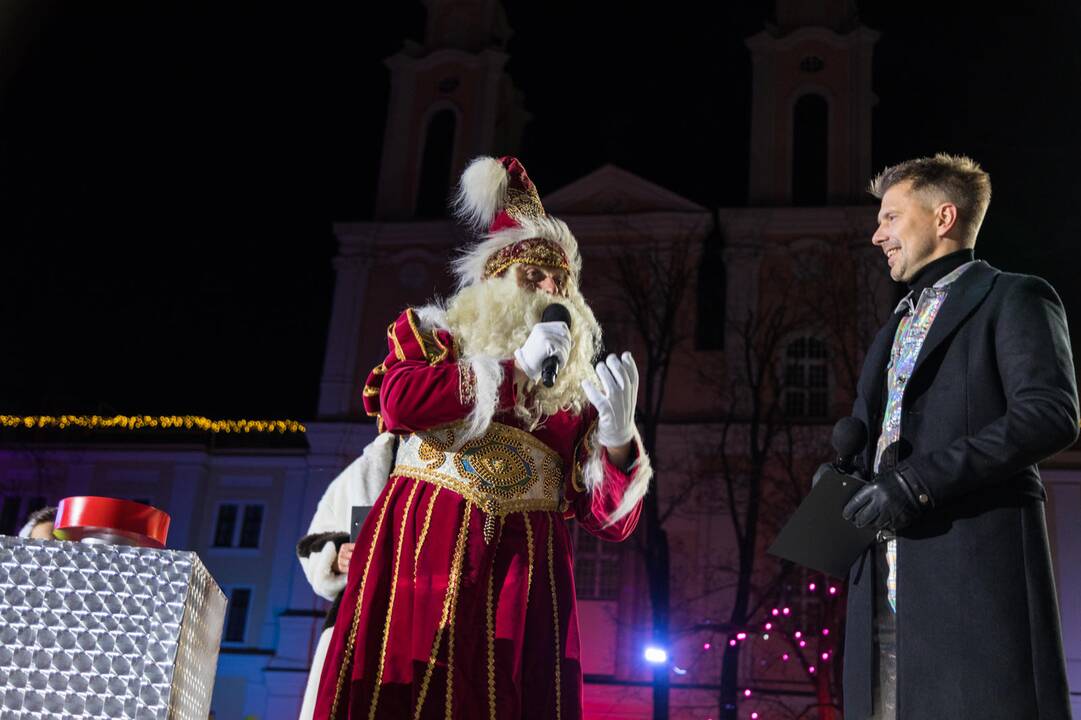Rotušės aikštėje įžiebta Kosminė eglė
